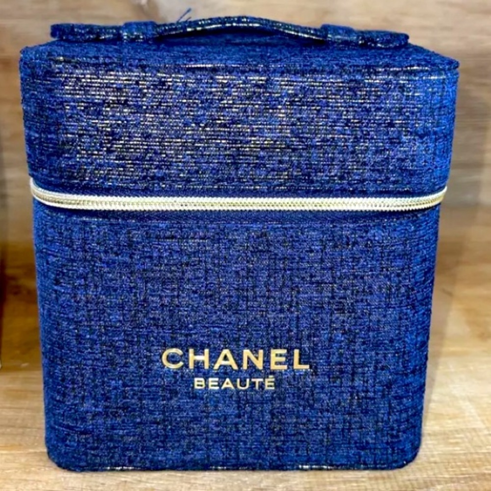 New Chanel Navy & Gold Tweed Cosmetic Case ❤️